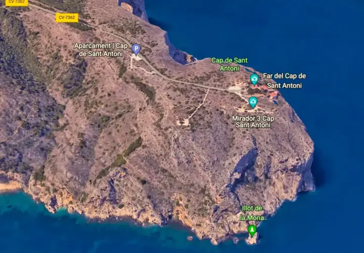 Vista aérea del cabo de San Antonio, mostrando el faro, miradores y el Illot de la Mona. Se ve la carretera CV-7362 y el aparcamiento.