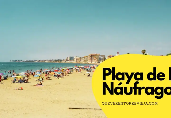 La playa de los náufragos, llena de sombrillas y gente disfrutando del sol y el mar.