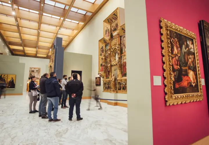 Visitantes admiran obras de arte en el museo de bellas artes valencia.