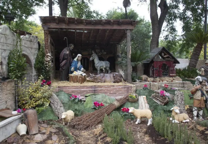 El belén de Xàtiva recrea la escena del nacimiento con San José, la Virgen María, el niño Jesús, animales y pastores.