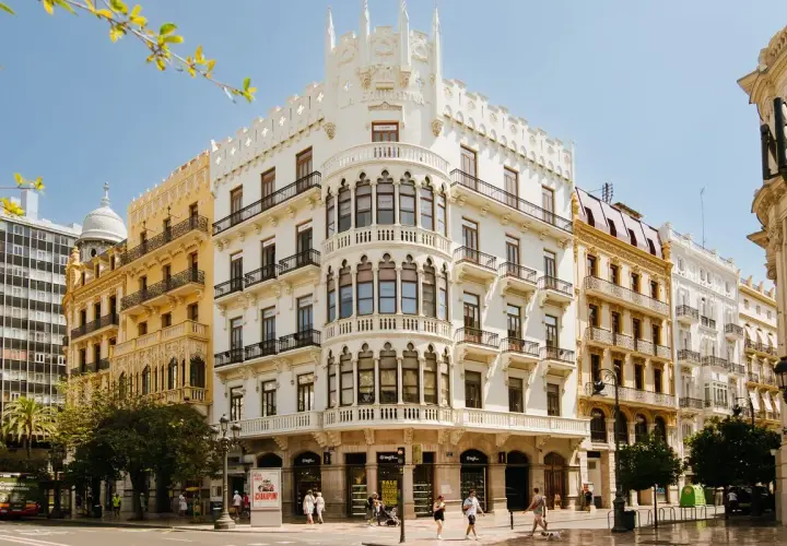Edificio emblemático de la arquitectura en Valencia, con detalles neogóticos y balcones de hierro forjado.