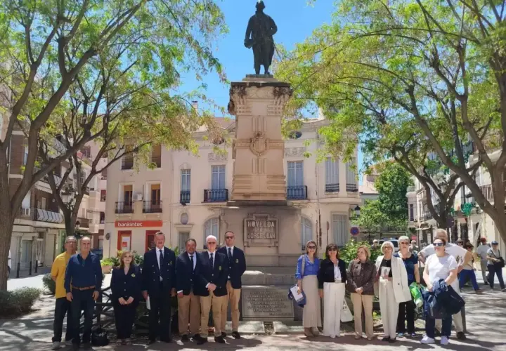 Grupo posa frente al monumento a Jorge Juan en Novelda. La casa natal de Jorge Juan se encuentra cerca.