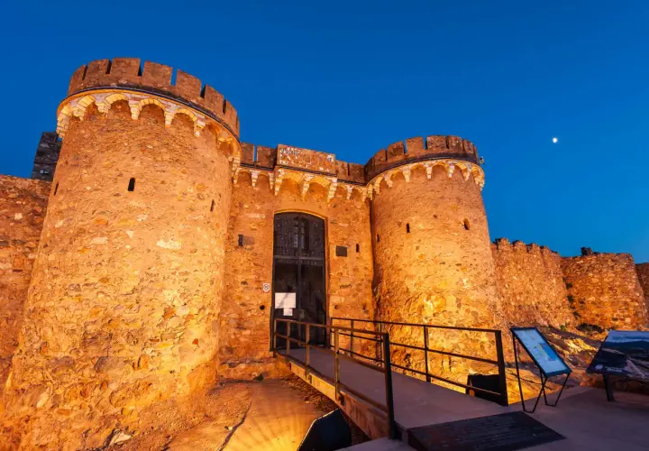 Impresionante entrada a uno de los castillos de la Comunidad Valenciana, iluminado al anochecer.