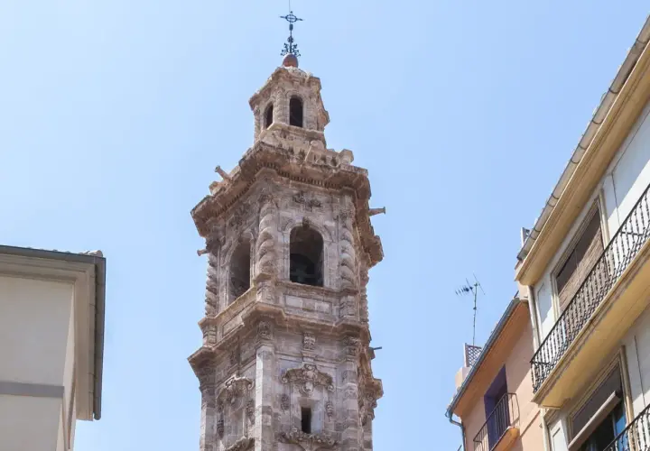 Torre barroca de Santa Catalina en Valencia, con detalles ornamentales y arcos.