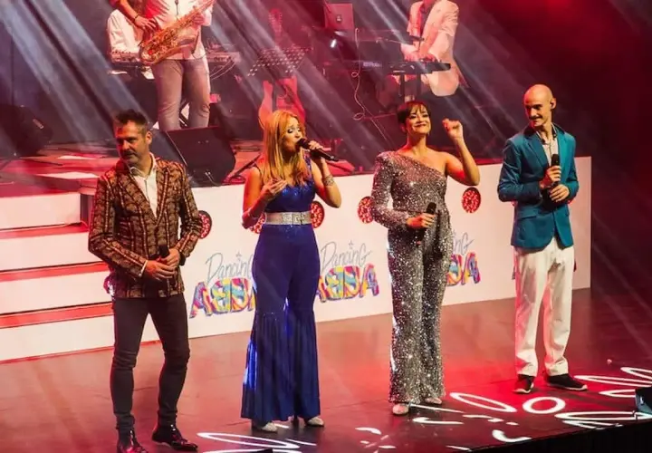 Actuación de "Mamma Mia" en Valencia con un grupo tributo a ABBA. ¡Noche de música y brillo!