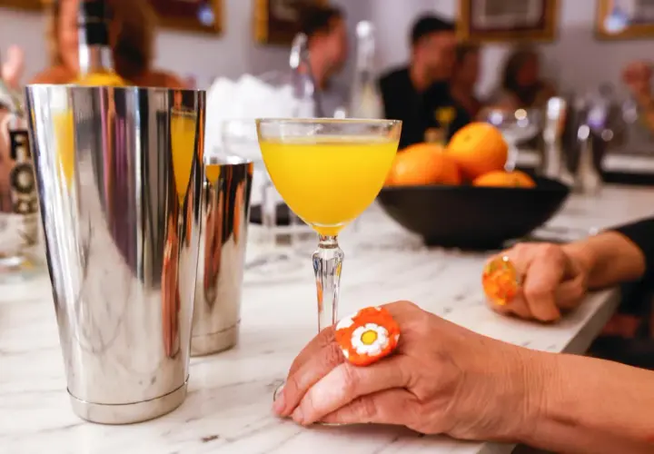 Un vaso de agua de valencia, con su vibrante color naranja, listo para ser disfrutado.