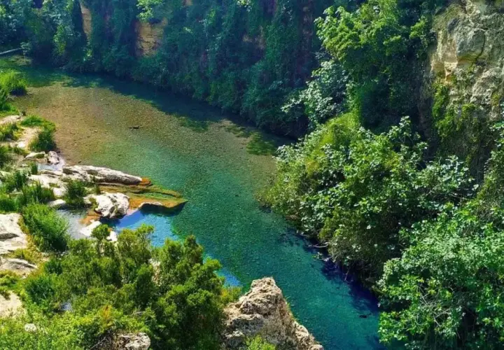 El lago de Anna, un oasis de aguas cristalinas rodeado de exuberante vegetación y rocas.