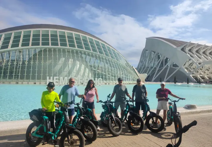 Grupo disfrutando de un fietstour Valencia frente a la Ciudad de las Artes y las Ciencias.