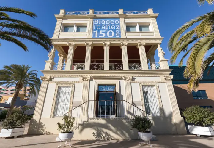 La casa museo Blasco Ibáñez, con palmeras y un cielo azul, celebra los 150 años del escritor.