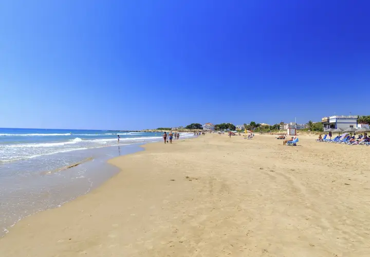 Arena dorada, mar azul y gente disfrutando del sol en las tres playas de Alcossebre.