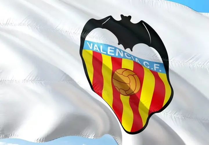El escudo Valencia ondea orgulloso en una bandera blanca, mostrando el murciélago y las franjas rojas y amarillas.