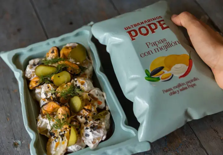 Ensalada de patatas con mejillones y pepinillos, ideal para saber dove mangiare a Valencia non turistico.