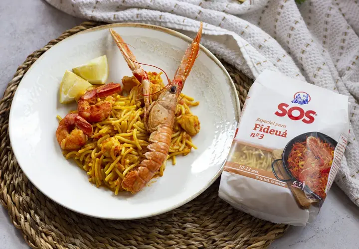 Deliciosa fideuá de Gandía con gambas y cigala, lista para disfrutar.