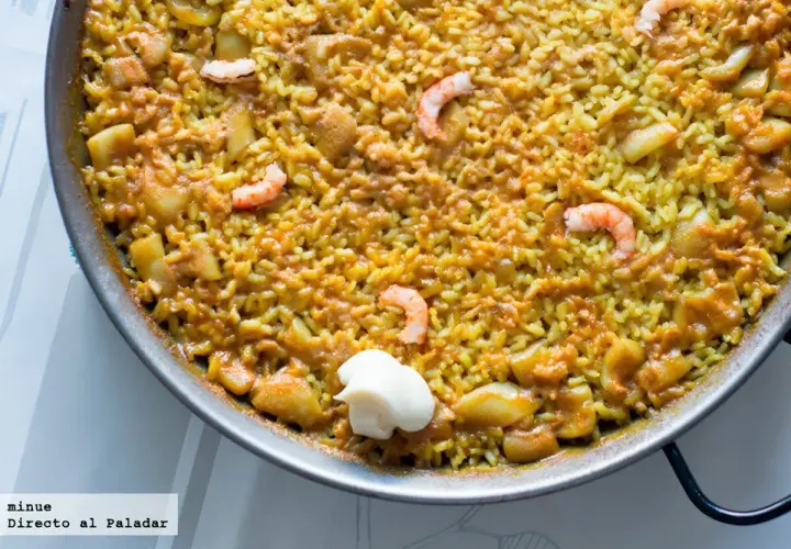 Un delicioso arroz a banda que lleva gambas y trozos de patata, servido en paellera con una cucharada de alioli.