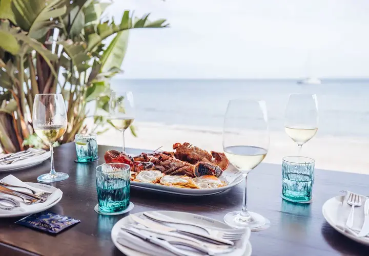 Marisco fresco y vino blanco, cosas típicas de Alicante, disfrutando de la brisa marina y el sol.