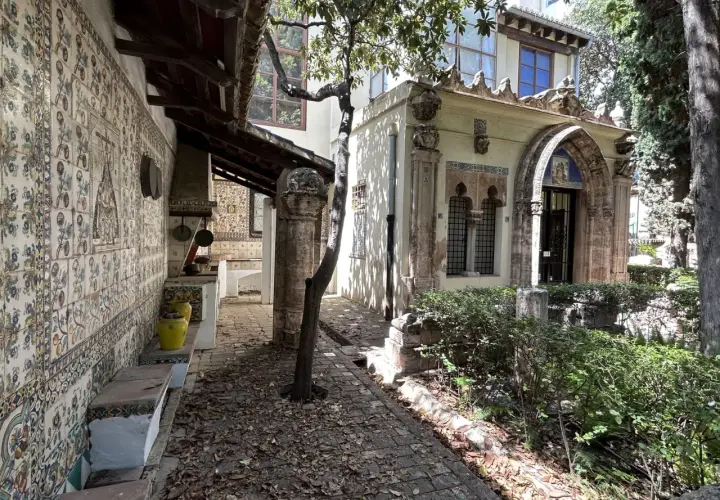 El patio de la casa museo Benlliure, con sus azulejos coloridos, bancos de piedra y un árbol frondoso, invita a pasear.
