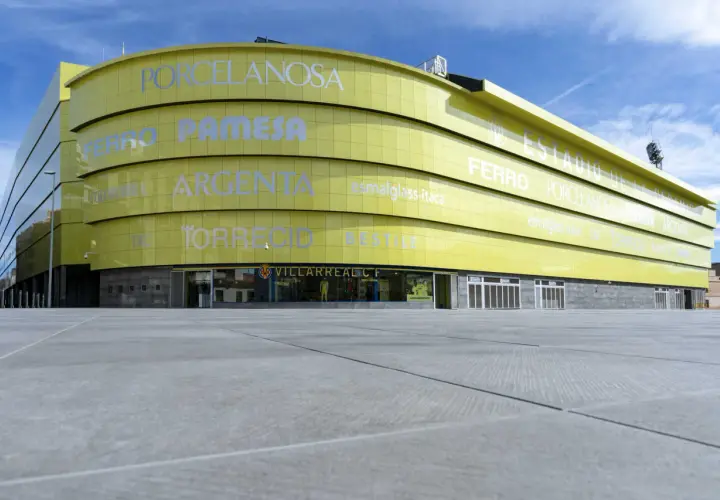 El **estadio La Cerámica** de color amarillo brillante, con el nombre del club Villarreal CF visible.