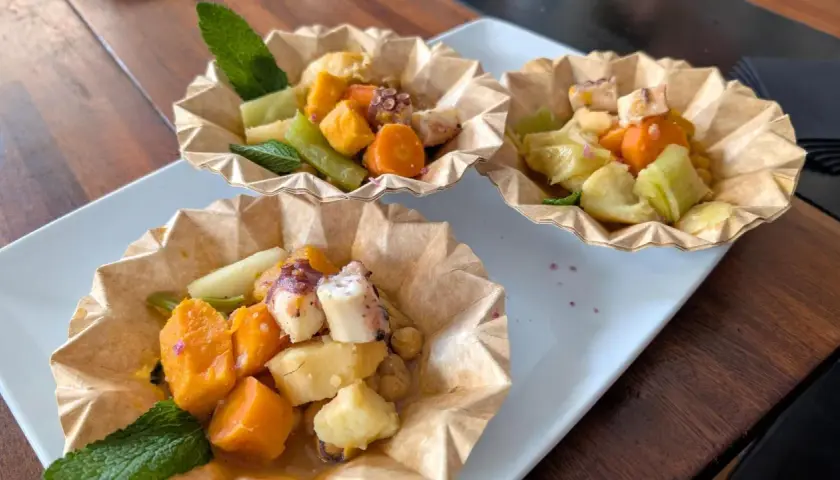 Delicioso pulpo con verduras y patatas, una muestra de la comida típica de Alicante.