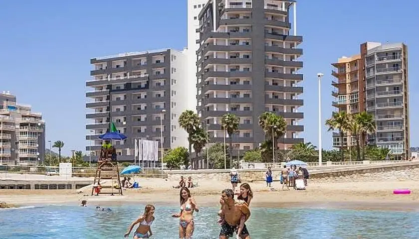 Familia disfrutando en la playa frente al hotel Port Europa.
