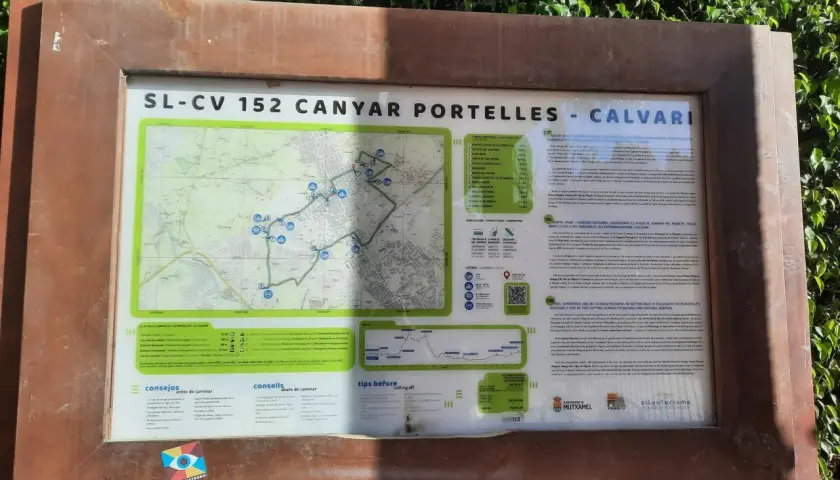 Panel informativo del parque municipal El Cañar de les Portelles, con mapa de ruta y consejos para senderistas.