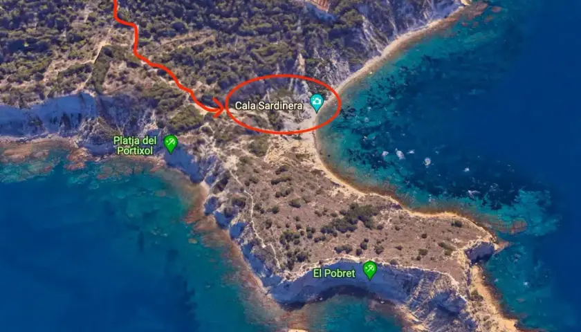 Ruta marcada desde Creu del Portitxol hasta la pintoresca Cala Sardinera, con aguas cristalinas y acantilados.