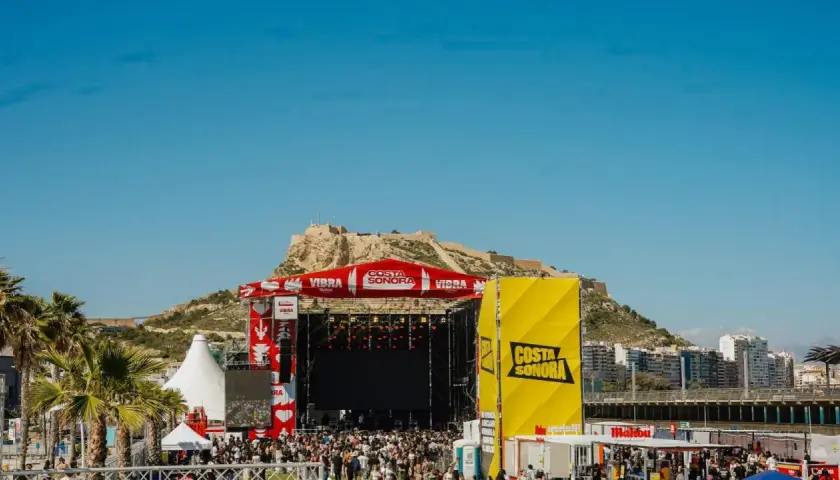 Gran concierto en la costa Sonora, con un escenario imponente y una multitud disfrutando bajo el sol.