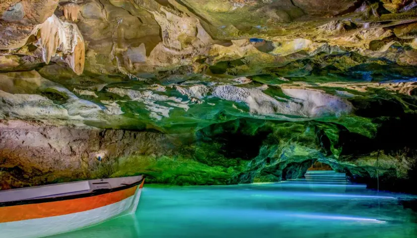 Un paseo en barca por las cuevas de San José, con formaciones rocosas y agua turquesa iluminada.