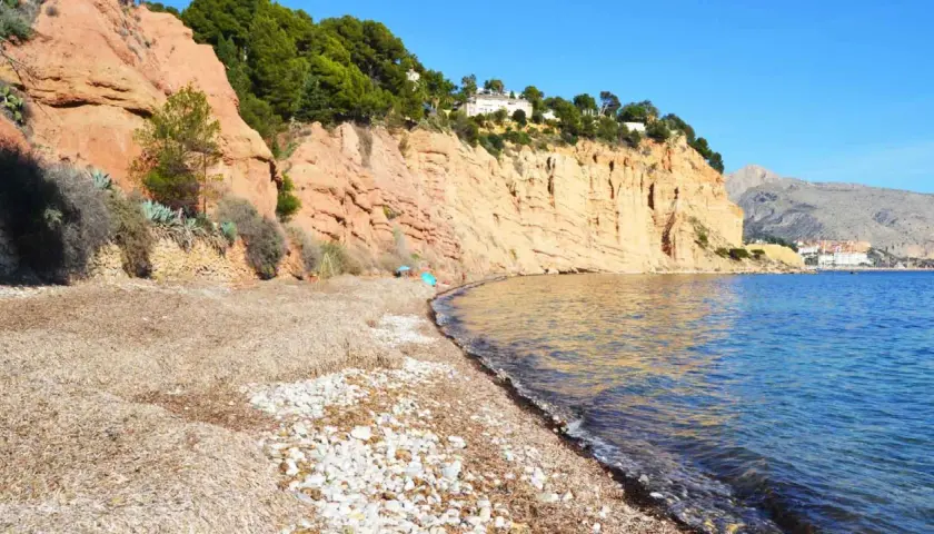 La playa de la solsida, con sus acantilados rojizos y aguas cristalinas, invita a la calma.