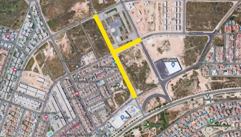 Mapa aéreo de Gran Alacant con rutas resaltadas. Se aprecian calles, edificios residenciales y comercios como Gabe Market y ALDI, indicando la zona del mercadillo.