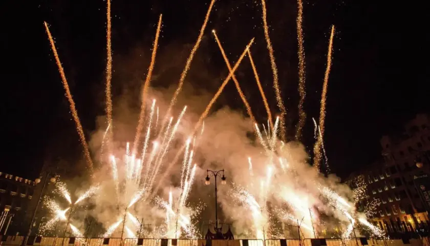 Espectacular castillo de fuegos artificiales ilumina la noche en la feria de julio de Valencia, creando un ambiente festivo y mágico.