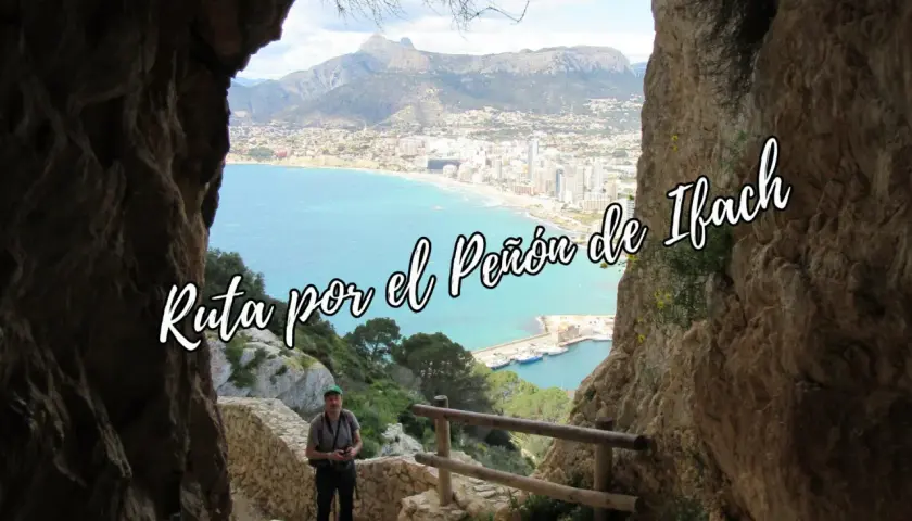 Hombre en la ruta calpe, con vistas al mar y al Peñón de Ifach.