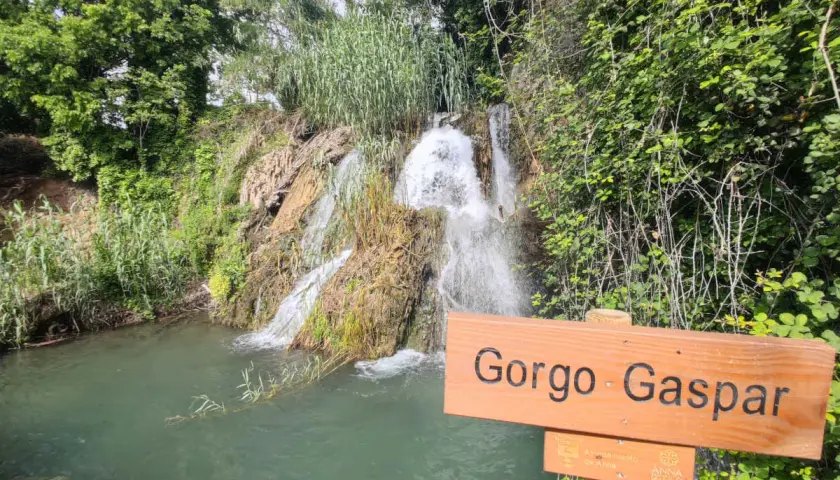 Cascada en la ruta de las 3 cascadas, con un cartel de madera que dice "Gorgo Gaspar".