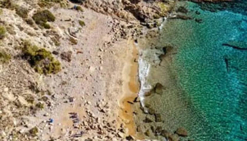 Vista aérea de la cala Tío Ximo, con aguas cristalinas y rocas. Un lugar perfecto para desconectar.