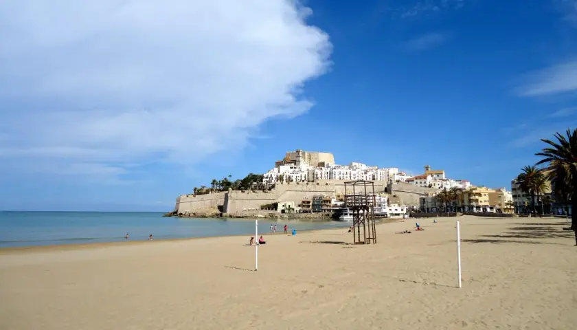 Playa de Peñíscola, con su imponente castillo y casitas blancas, se alza sobre el mar Mediterráneo. Un día soleado en el grao de Castellón.