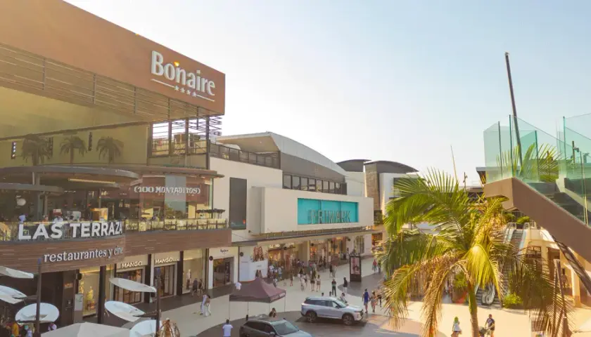 El centro comercial Bonaire, con sus tiendas y restaurantes, se llena de vida bajo el sol.