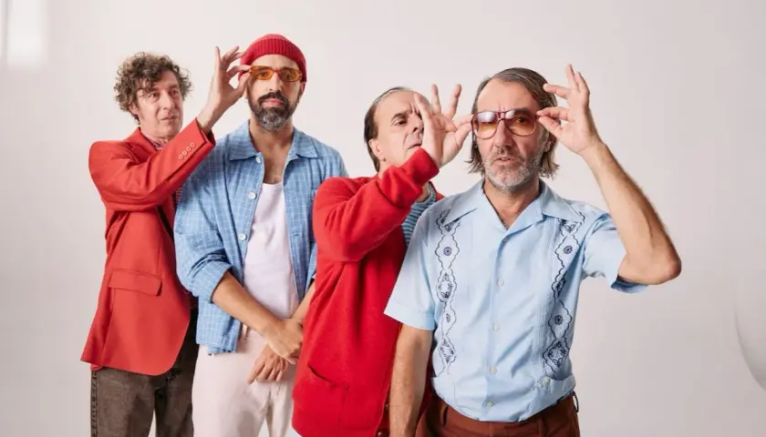 Cuarteto de Nos en Valencia, con gafas de sol y atuendos coloridos, listos para un concierto.
