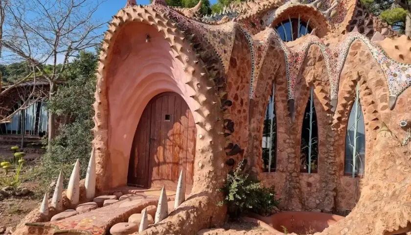 La casa del dragón en Gilet, con su entrada imponente y tejado escamoso, parece sacada de un cuento de fantasía.