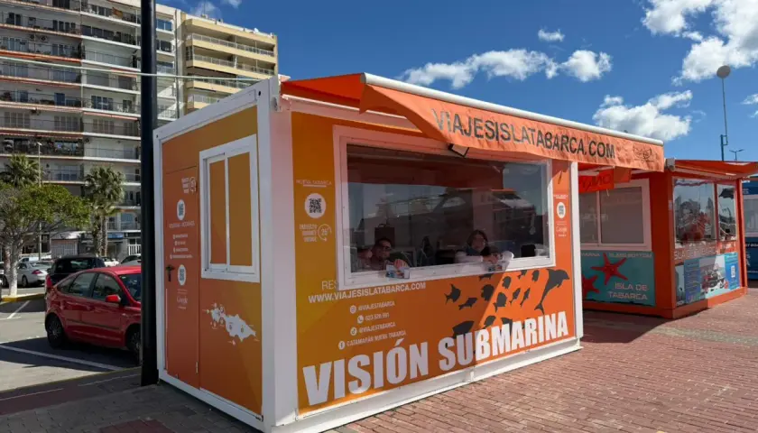 Puesto de venta de billetes para el submarino en las fiestas de Tabarca. Ofrecen viajes con visión submarina y travesías de 25 minutos.
