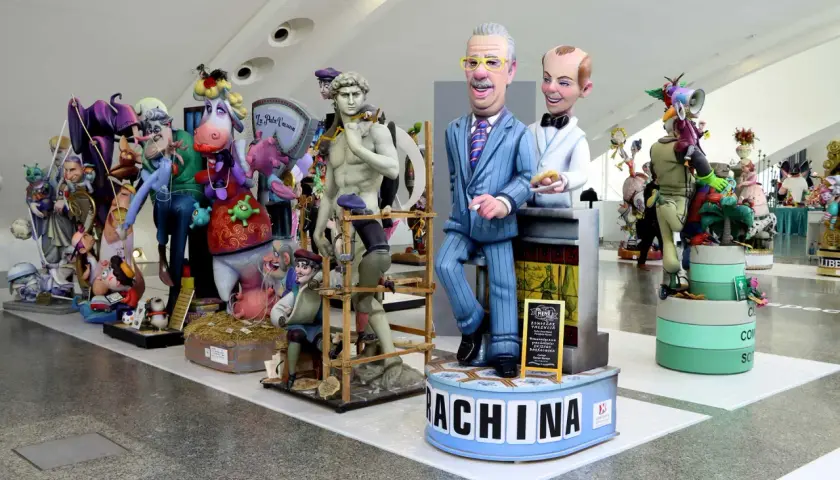 Exposición del ninot con figuras satíricas, incluyendo una parodia de David, políticos y animales. ¡Una obra maestra de la crítica social!