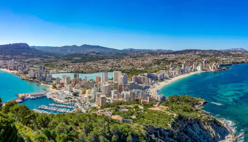 Vista panorámica de Calpe, donde se encuentra la costa de Alicante, con su puerto deportivo, playas y edificios modernos.