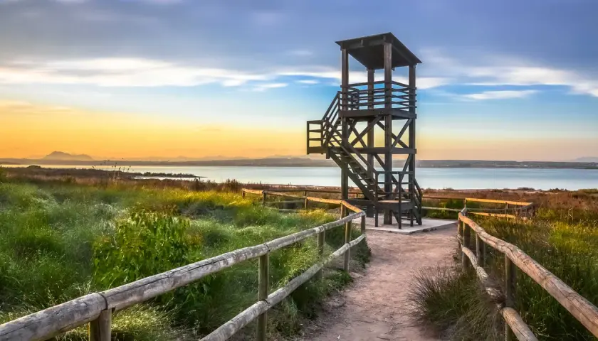 Torre de observación en el parque natural de las lagunas de La Mata y Torrevieja, al atardecer.