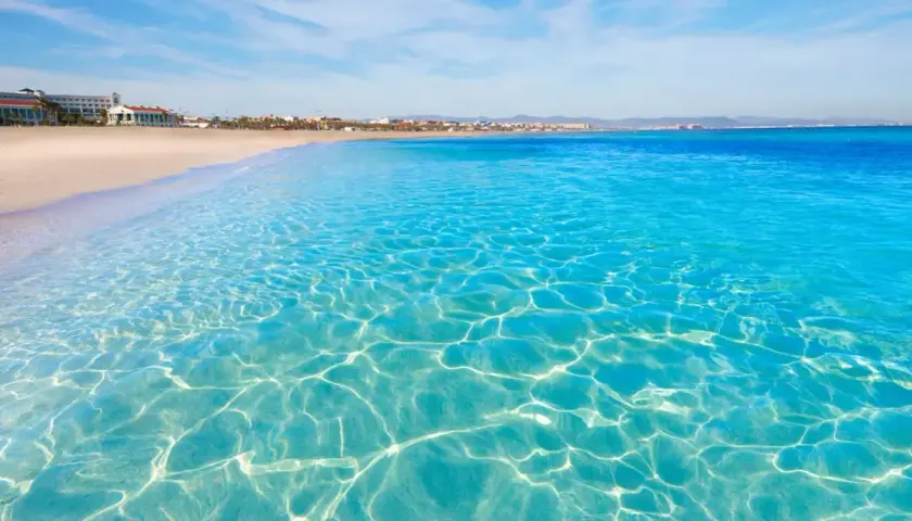 Aguas cristalinas y arena dorada en la mejor playa de Valencia. Un paraíso azul que invita a soñar.
