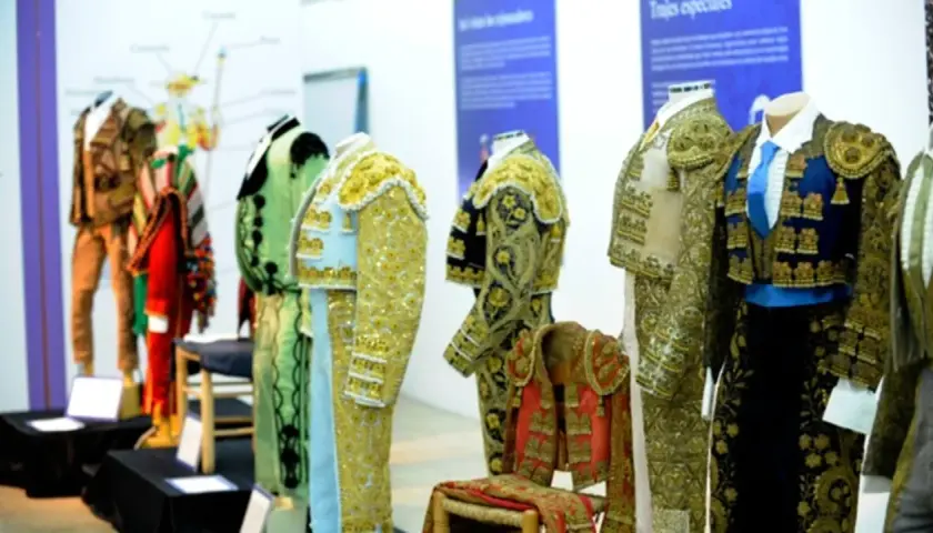 Trajes de luces exhibidos en el museo taurino valencia, con bordados dorados y colores vibrantes.