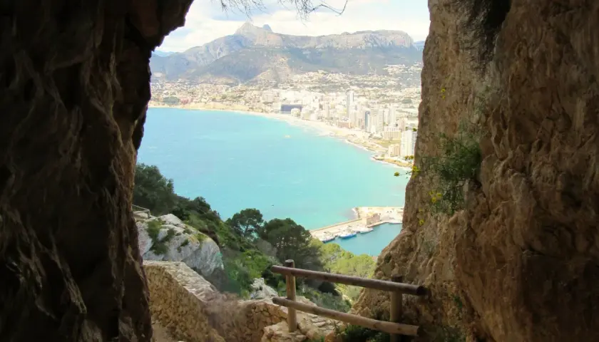 Vista desde la altura del Peñón de Ifach, con el mar turquesa y la costa de Calpe.