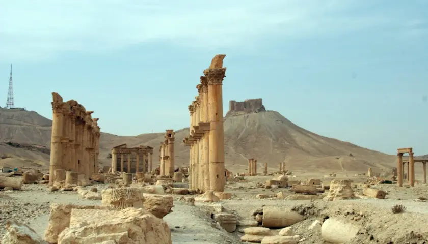 Ruinas de los covetes dels moros, con columnas y restos de edificios antiguos en un paisaje desértico.