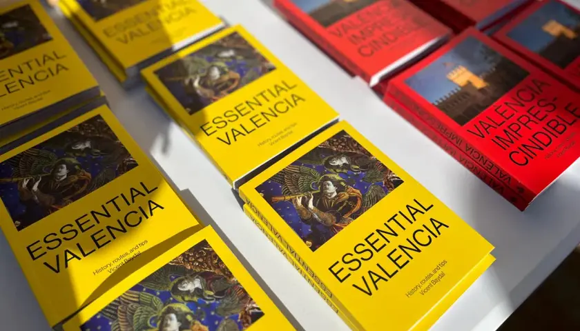 Libros "Essential Valencia" y "Valencia Imprescindible" listos para explorar los monumentos de Valencia.