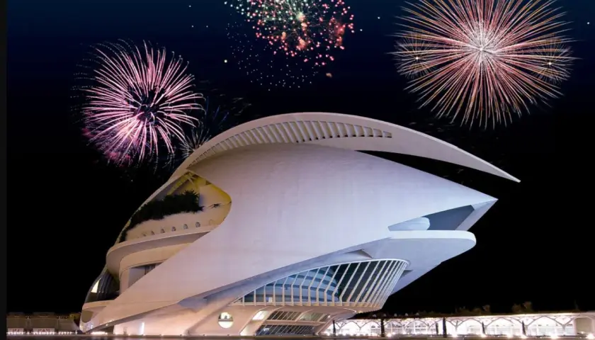 Espectacular noche de fuegos artificiales sobre el Hemisfèric de Valencia, un castillo de luz y color.