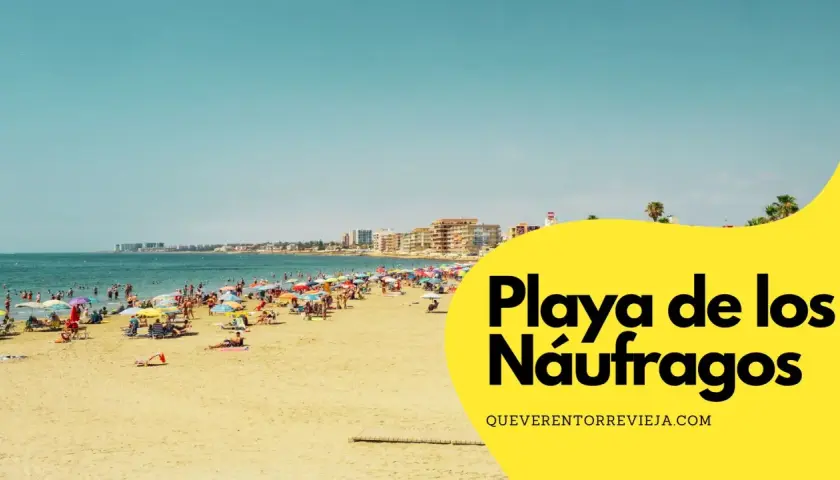 La playa de los náufragos, llena de sombrillas y gente disfrutando del sol y el mar.