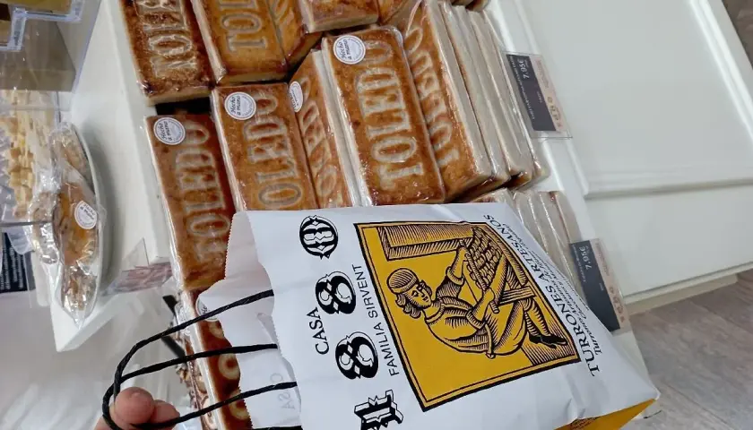 Bolsa de turrones 1880 con el logo de Casa Familia Sirvent. Varios turrones de Toledo envasados individualmente.