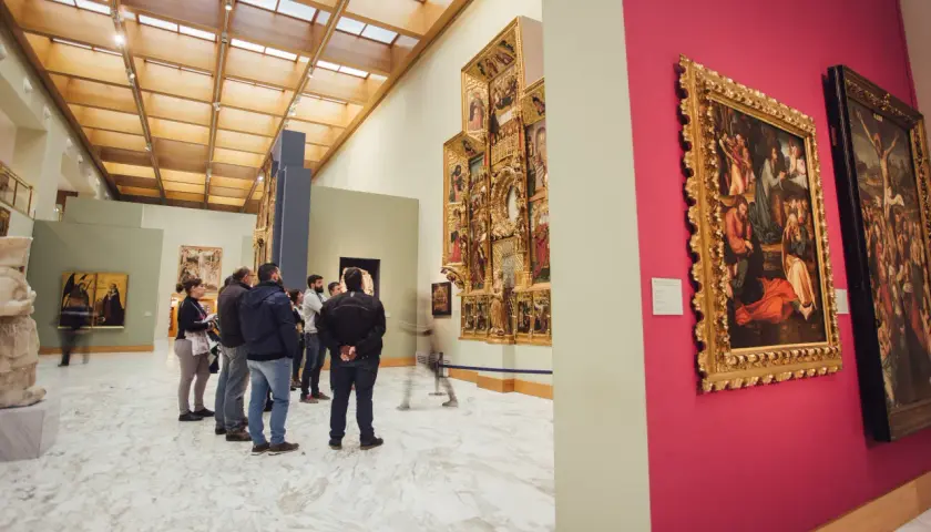 Visitantes admiran obras de arte en el museo de bellas artes valencia.